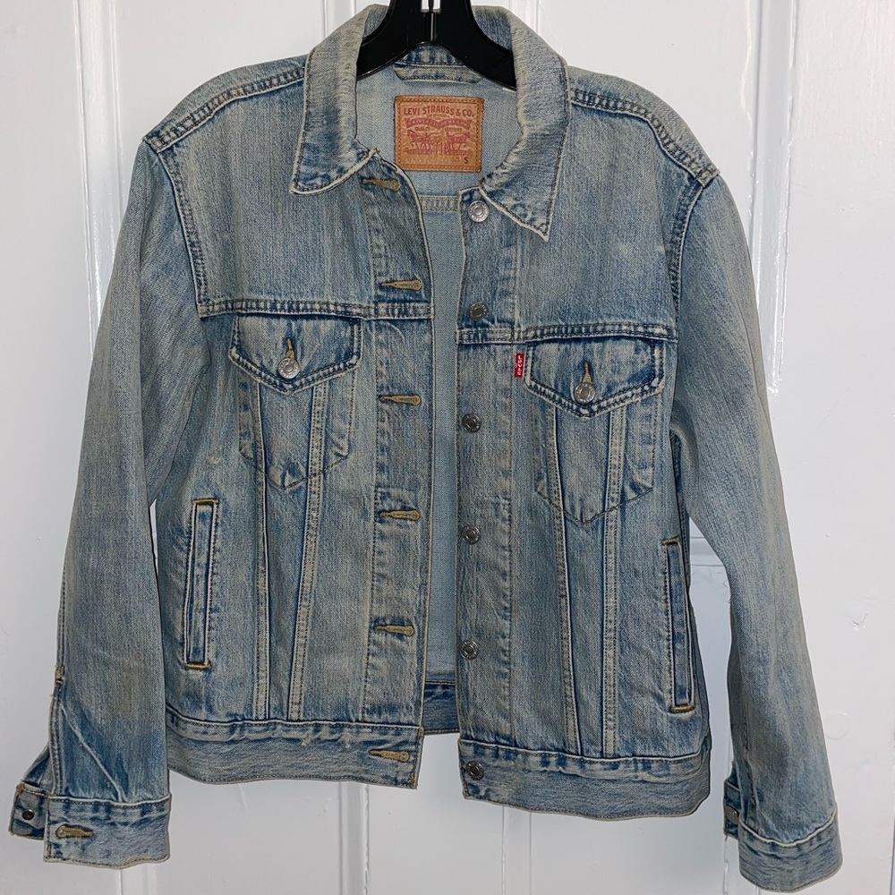Levi’s light wash jean jacket, size S